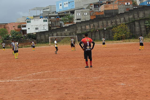 Partida da Copa Itatiaia com estádio lotado e clima de várzea em Belo Horizonte