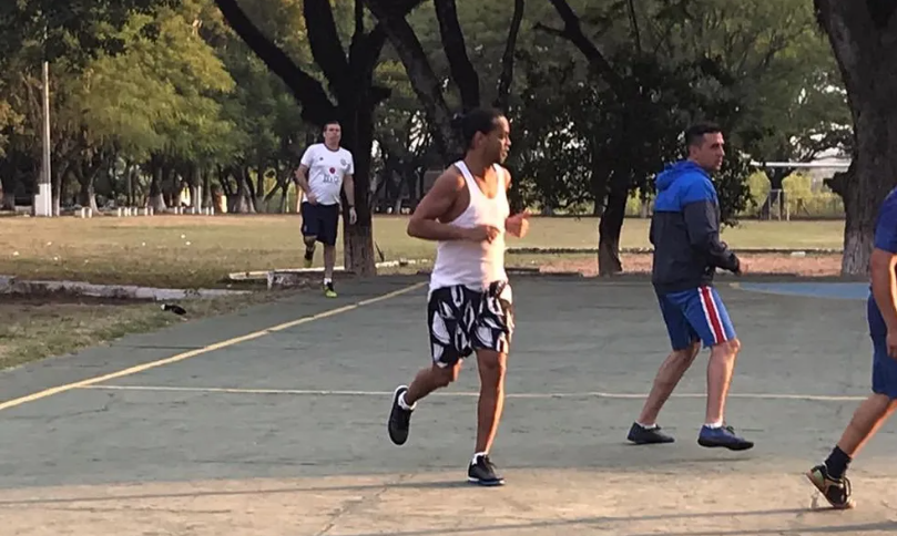 Ronaldinho Gaúcho jogando futsal na prisão no Paraguai